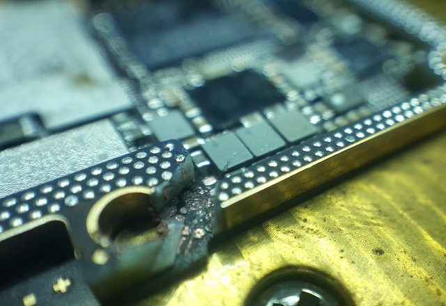 iPhoneX手机进水不开机,下层主供电漏电,免拆中框另类维修 图2