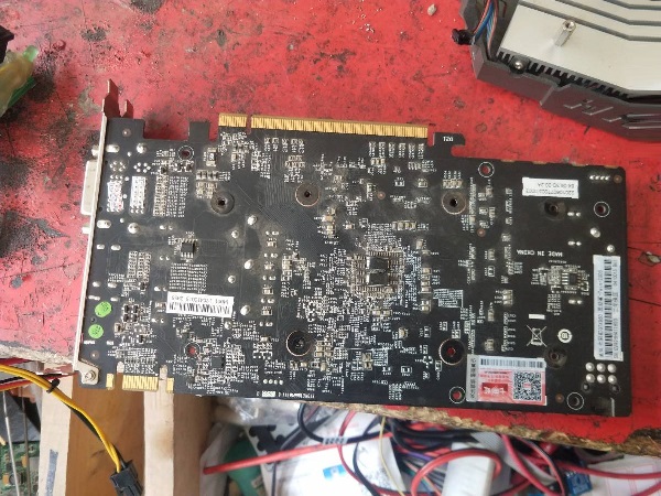 七彩虹GTX950显卡无法启动，上电不出供电维修 图1