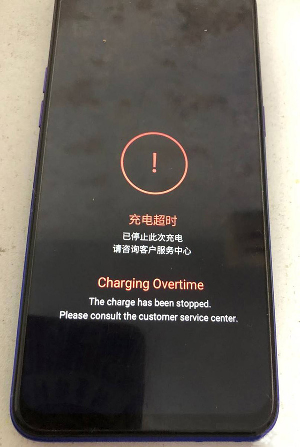 遇到奇葩realme Q手机没插充电器显示充电维修 图2