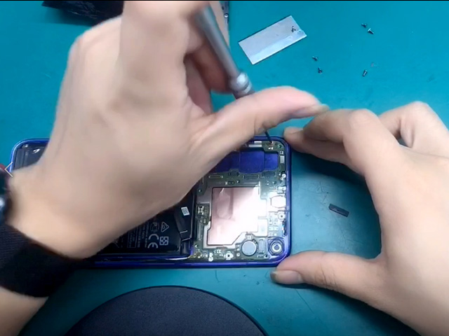 5G华为NOVA7手机拆解 图6