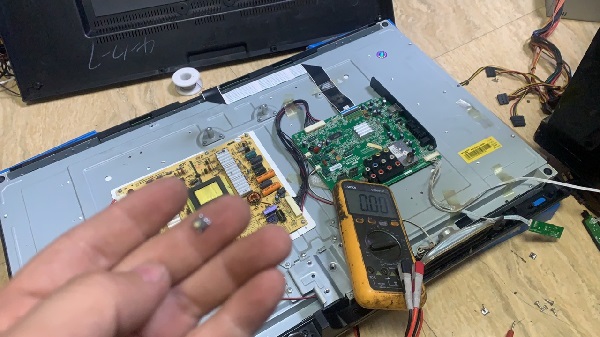 创维32E55HM液晶电视开机没反应,亮红灯维修 图1