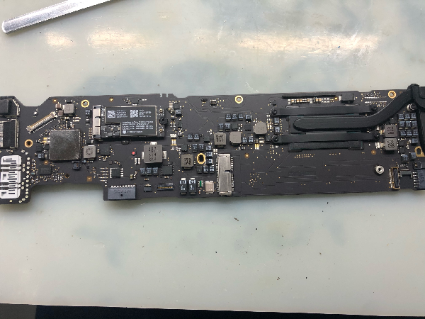 苹果MacBook A1466笔记本进水屏幕不显示维修 图1