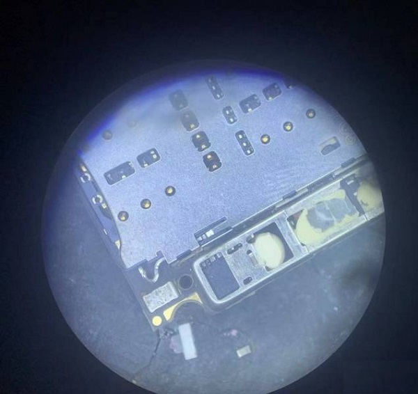 华为P10 Plus手机没电后充电开不了机故障 图3