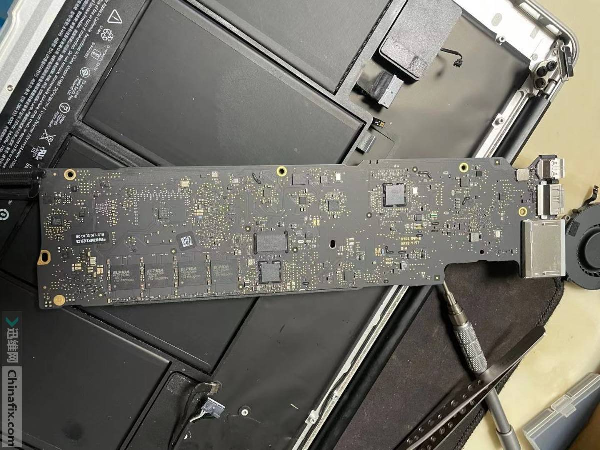 苹果MacBook Air A1466笔记本无法启动维修 图2