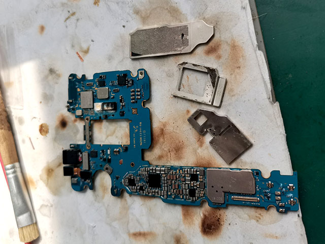 三星Galaxy S9+手机被摔后不开机，重金保资料维修 图1