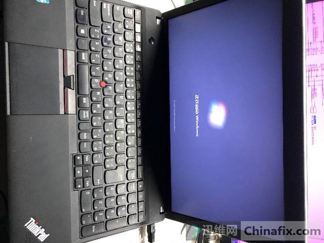 ThinkPad E530C笔记本花屏维修