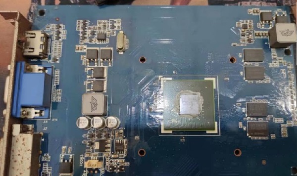 ASUS GT620显卡通电点不亮维修 图2