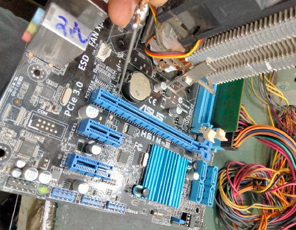 华硕H61M-E 2.05主板不出CPU供电维修 图1