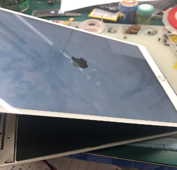 iPad Air3 A2134开机暗屏无背光维修 图6