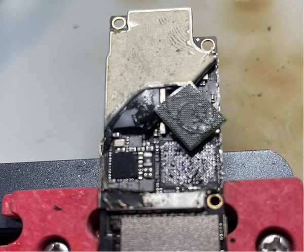 iPhone XR重摔无基带，插卡没信号维修 图3